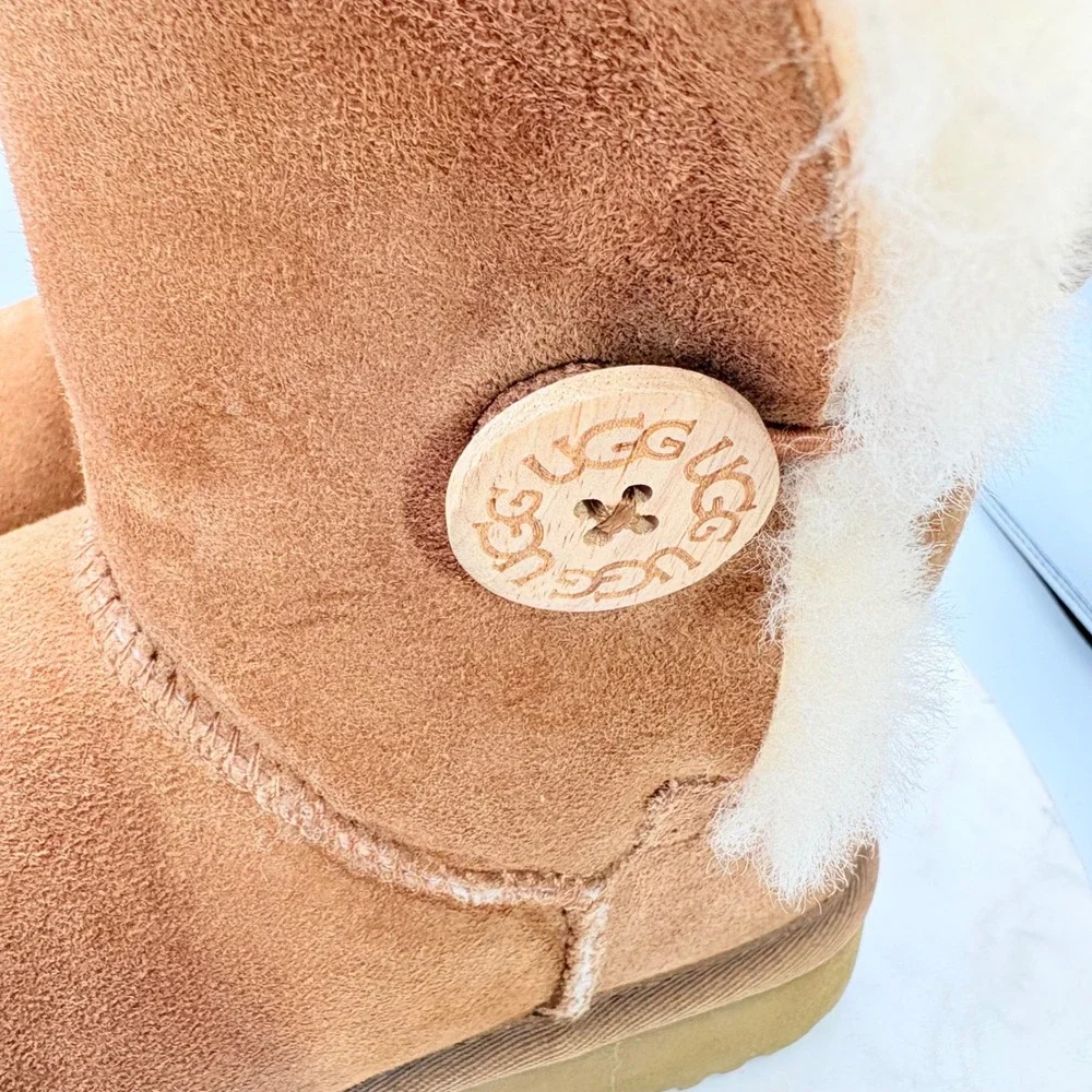 UGG Bailey Button Boots Womens Size‎ 8 Chestnut Brown Suede Sheepskin Warm Y2K